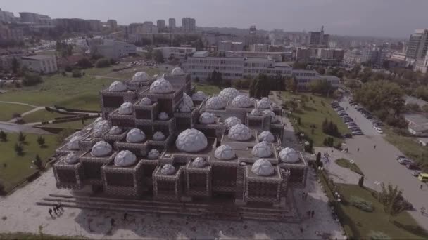 Luchtfoto Boven Nationale Bibliotheek Van Kosovo Aan Universiteit Van Pristina — Stockvideo