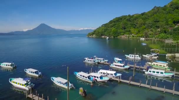 グアテマラのアマティトラン湖の上空は パカヤ火山を明らかにします — ストック動画
