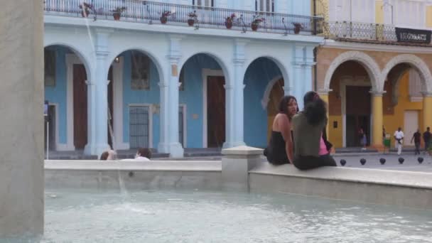 Cubanos Sentam Volta Uma Fonte Havana — Vídeo de Stock