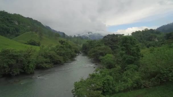 危地马拉Semuc Champey河上空的一架飞机 — 图库视频影像