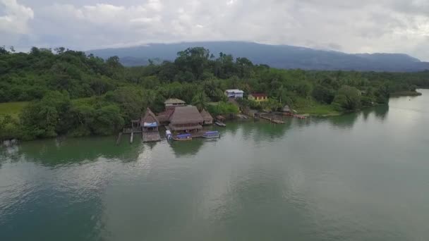 Una Antena Sobre Pequeño Pueblo Río Dulce Guatemala — Vídeo de stock