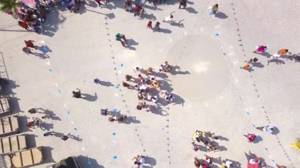 Avión Teledirigido Ascenso Mirando Directamente Gente Pasándola Bien Una Feria — Vídeo de stock