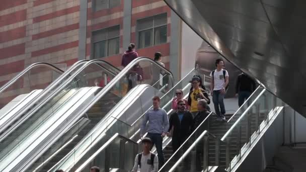 Empresários Asiáticos Montam Uma Escada Rolante Moderna — Vídeo de Stock