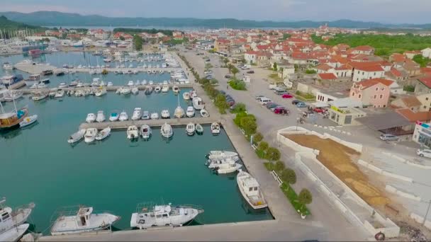 克罗地亚沿海渔村上空的空中 — 图库视频影像