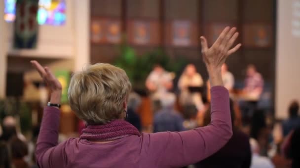 在基督教教堂里 在福音课期间 一位妇女崇拜和跳舞 — 图库视频影像
