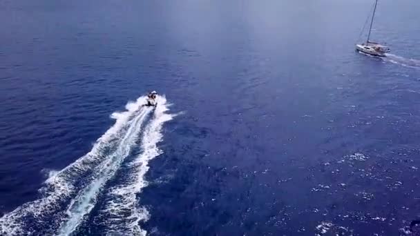 Schöne Luftaufnahme Von Luxuriösen Schnellbooten Booten Schnellem Unterfahren Und Enthüllung — Stockvideo