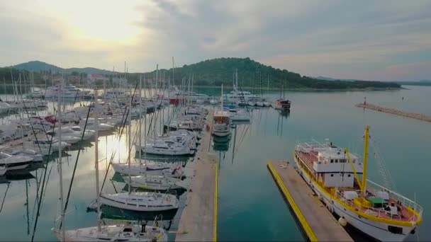 Aérea Sobre Muelle Con Barcos Pesca Yates Croacia — Vídeo de stock