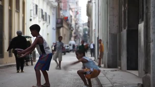 Děti Hrají Úzké Uličce Staré Havaně Kubě — Stock video