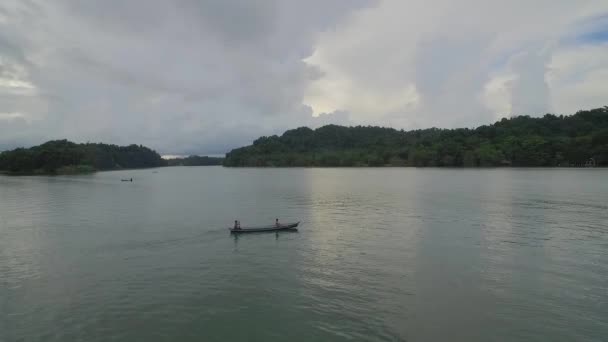 Воздух Над Местным Каноэ Реке Рио Дульсе Гватемале — стоковое видео