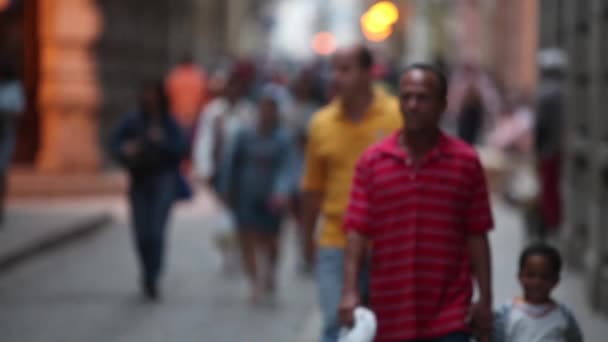 Pessoas Concentram Enquanto Lotam Ruas Havana Velha Cuba — Vídeo de Stock