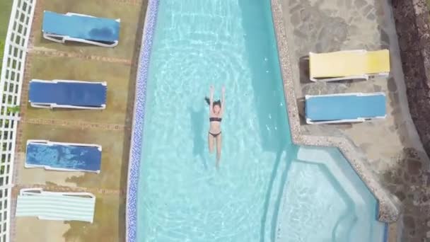 Aérienne Une Femme Sexy Relaxant Dans Une Piscine Condo Maison — Video