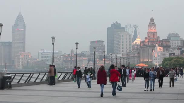 Mensen Lopen Een Brede Promenade Aan Waterkant Van Shanghai China — Stockvideo