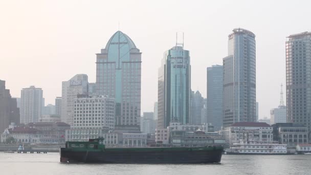 Uma Barcaça Viaja Rio Pérola Xangai China Dia Nebuloso — Vídeo de Stock