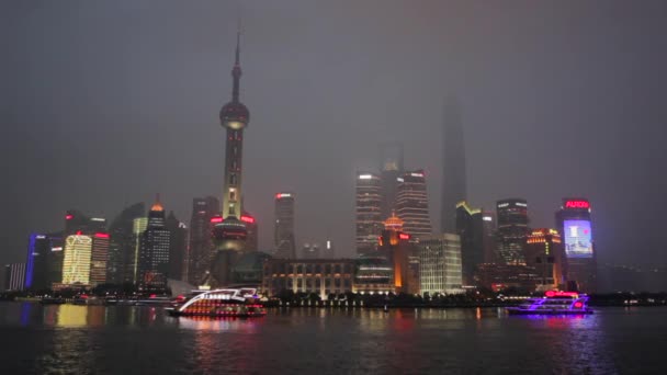 Skyline Notturno Shanghai Cina Con Traffico Fluviale Primo Piano Barche — Video Stock