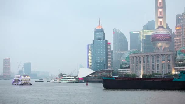 Una Chiatta Viaggia Sul Fiume Pearl Shanghai Cina Smog Nebbia — Video Stock