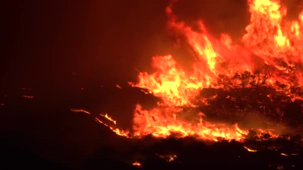 2019 Noci Rozhořívají Obrovské Plameny Neboť Jeskynní Požár Poblíž Santa — Stock video