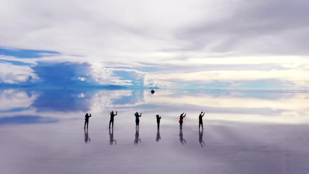 Luchtfoto Van Silhouet Mensen Dansen Uyuni Zoutvlaktes Meer Met Perfecte — Stockvideo