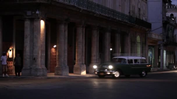 Stare Samochody Jeżdżą Nocą Ulicami Hawany Kuby — Wideo stockowe