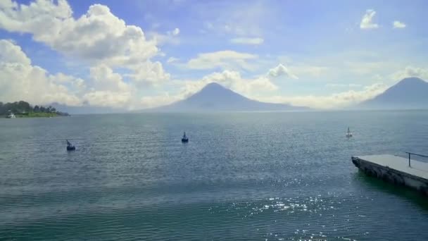 Aerial Över Amatitlan Sjön Guatemala Avslöjar Pacaya Vulkanen Fjärran — Stockvideo