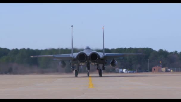 Amerikanische Kampfjets Vor Einem Einsatz Auf Der Landebahn — Stockvideo