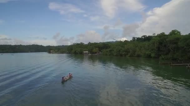 危地马拉Rio Dulce河上的一艘本地独木舟的上空 — 图库视频影像