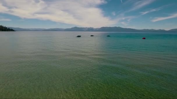 一个女人划着皮划艇横渡塔荷湖的空中 — 图库视频影像