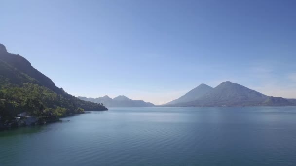 Aerial Över Amatitlan Sjön Guatemala Avslöjar Pacaya Vulkanen Fjärran — Stockvideo