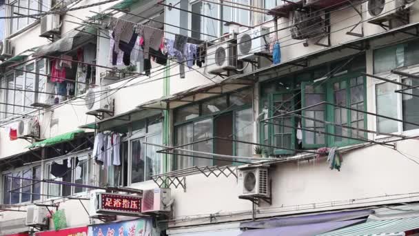 Blanchisserie Traîne Pour Sécher Sur Les Poteaux Traditionnels Des Immeubles — Video