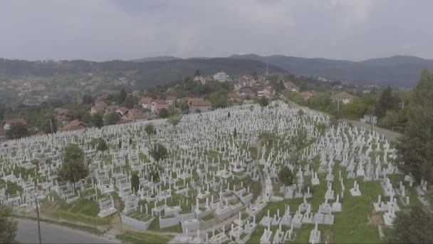Воздух Большого Кладбища Надгробиями Возле Сараево Босния После Разрушительной Гражданской — стоковое видео