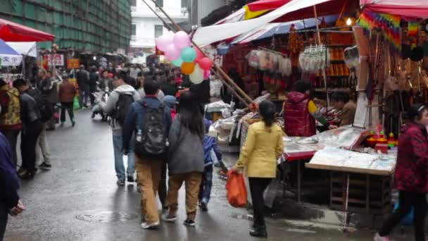 Enorme Menigten Lopen Door Straten Van Het Moderne China — Stockvideo