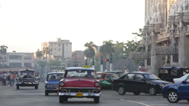 Αυτοκίνητα Κινούνται Μια Ευρεία Λεωφόρο Στην Αβάνα Κούβα — Αρχείο Βίντεο