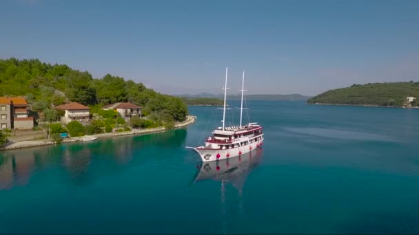 Luftaufnahme Von Einem Segelboot Und Einem Kleinen Dorf Kroatien — Stockvideo