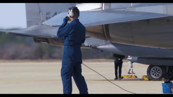 Caccia Americani Vengono Ispezionati Sulla Pista Dal Personale Dell Aeronautica — Video Stock