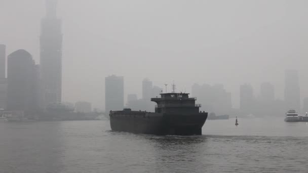 Den Smoggy Skyline Shanghai Kina Med Flodtrafik Förgrund — Stockvideo