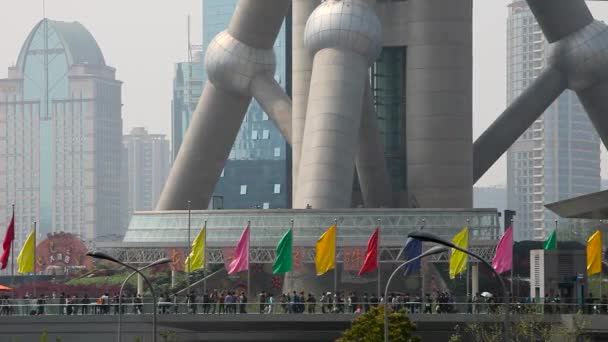 Cinesi Camminano Alla Base Una Grande Torre Moderna Sul Fiume — Video Stock