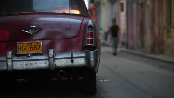 Ένα Στενό Σοκάκι Στην Αβάνα Κούβα Σούρουπο Κλασικό Αυτοκίνητο Πρώτο — Αρχείο Βίντεο