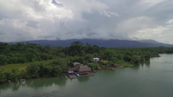 Antena Nad Małą Wioską Nad Rzeką Rio Dulce Gwatemali — Wideo stockowe