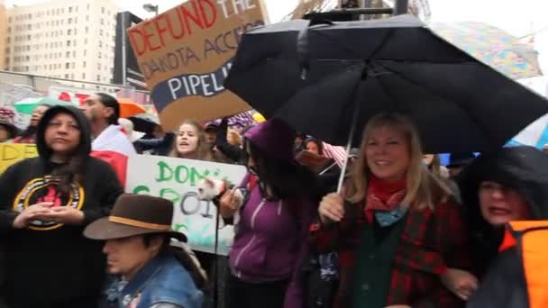 Los Indígenas Americanos Hollywood Marchan Cantan Contra Gasoducto Acceso Dakota — Vídeo de stock