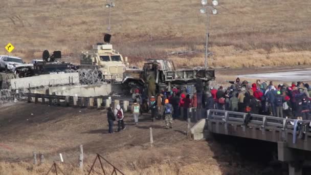 Des Agents Fédéraux Dressent Contre Des Foules Manifestants Dakota Access — Video