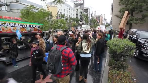 ハリウッドの抗議者が行進し ダコタアクセスパイプラインに対して叫んで — ストック動画