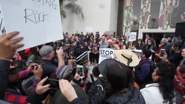 Protestujący Hollywood Maszerują Śpiewają Przeciwko Rurociągowi Dostępowemu Dakoty — Wideo stockowe