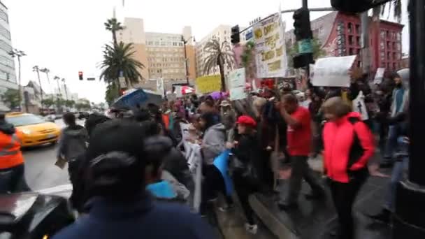 Hollywoodi Tüntetők Menetelnek Kántálnak Dakota Hozzáférési Vezeték Ellen — Stock videók