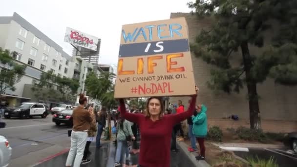 Протестувальники Голлівуді Марширують Співають Проти Трубопроводу Доступу Дакоти — стокове відео
