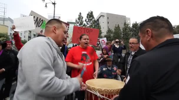 Nativos Americanos Batem Bateria Hollywood Marchando Cantando Contra Oleoduto Acesso — Vídeo de Stock