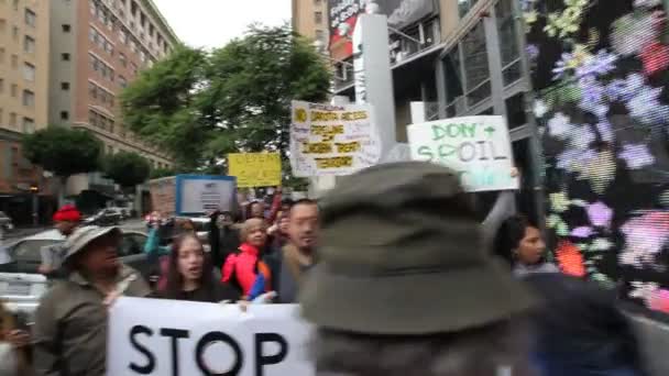 Hollywood Daki Protestocular Dakota Erişim Hattına Karşı Yürüdüler — Stok video