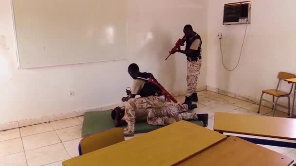 Somalische Polizei Und Militär Durchsuchen Ein Gebäude Einen Terrorverdächtigen Festzunehmen — Stockvideo