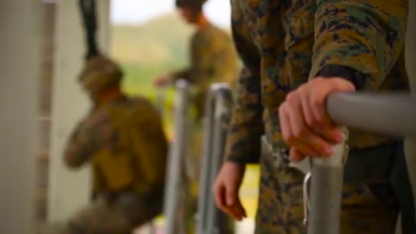 Mariniers Oefenen Hun Snelle Touw Abseilen Vaardigheden Camp Hensen — Stockvideo