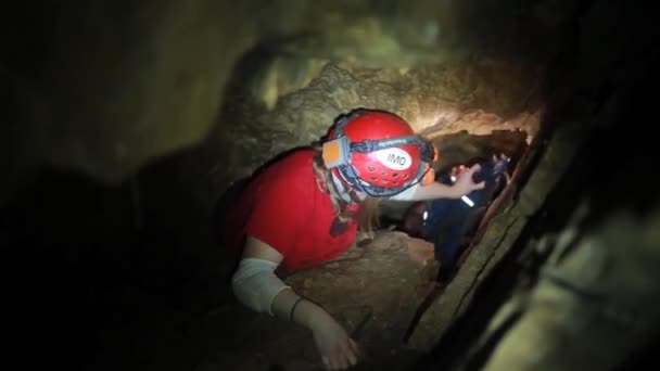 Los Niños Exploran Cuevas Peligrosas Narow Usando Faros — Vídeos de Stock