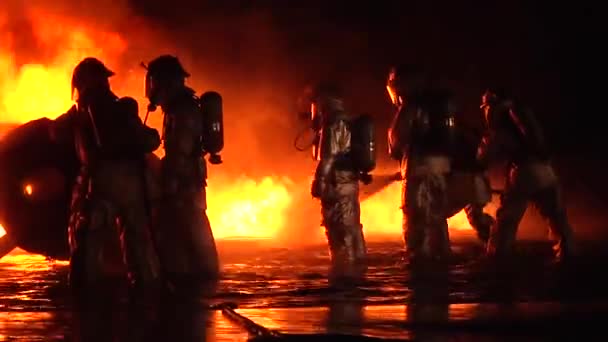 Tűzoltók Védőruhában Vagy Hőálló Ruhában Heves Tűz Ellen Harcolnak Éjszaka — Stock videók