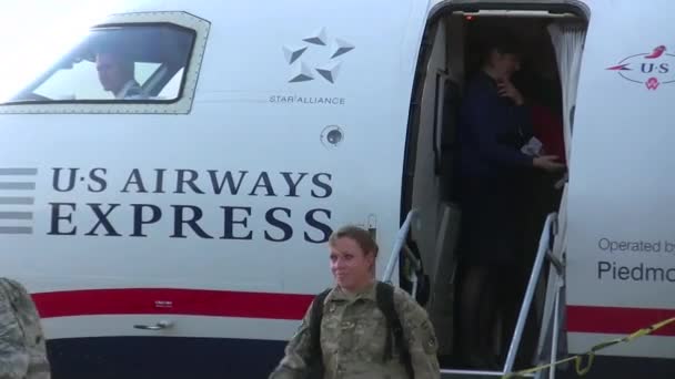 Службовців Сша Жінок Вітають Вдома Аеропорту Після Недавнього Перебування Афганістані — стокове відео